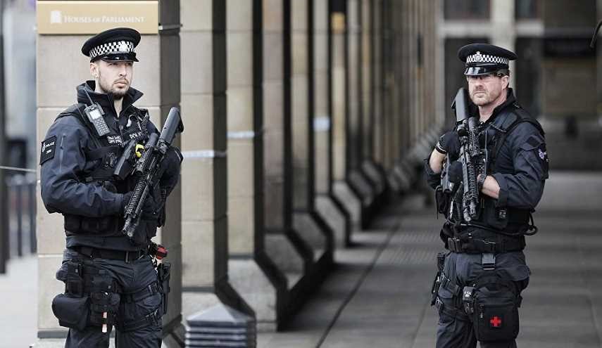 الشرطة البريطانية: رجل يحمل سكيناً يحتجز رهائن في نيوكاسل ببريطانيا
