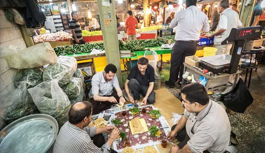 إفطار رمضاني لأصحاب المحال التجارية في أسواق مدينة رشت /صور