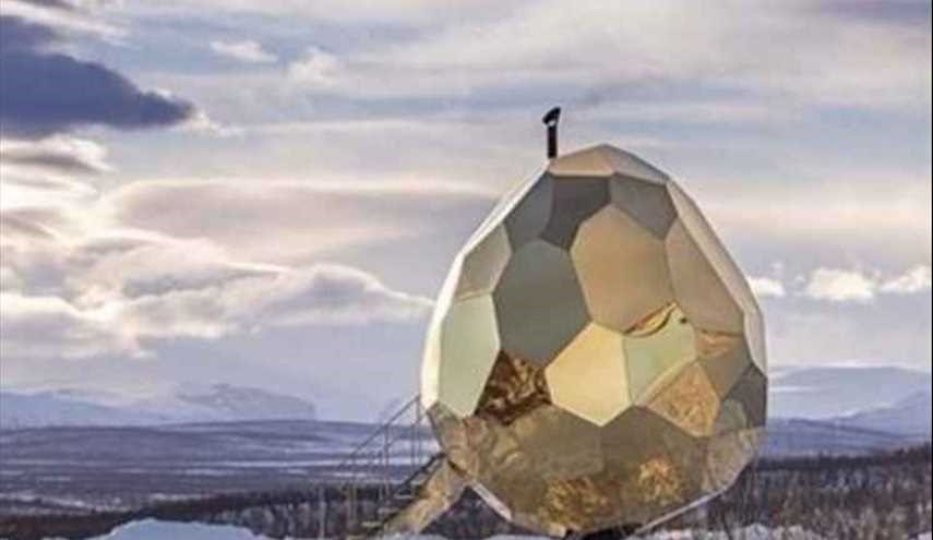 بيضة ذهبية عملاقة تصبح وجهة جذب سياحي في السويد