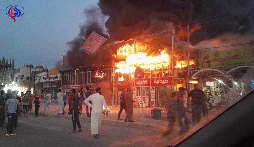 بالصور.. اندلاع حريق كبير في مول تجاري بالنجف الأشرف