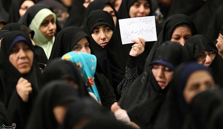الامام الخامنئي يستقبل أسر الشهداء