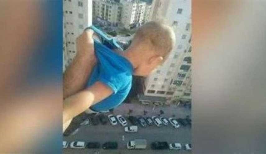 صورة| مواطن عربي يخاطَرَ بحياة ابنه من أجل 'لايكات' على فيسبوك!