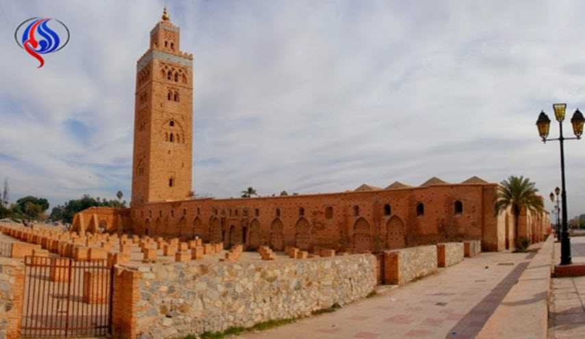 مغاربة يرجمون مؤذناً تسبب في إفطارهم قبل آذان المغرب