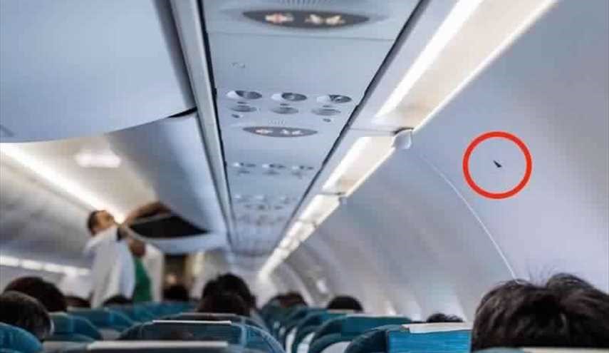 ما سبب وجود الملصقات السوداء مثلثة الشكل داخل الطائرات؟
