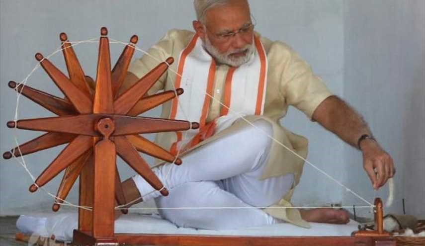 نخست‌وزیر هند پای چرخ نخ‌ریسی!