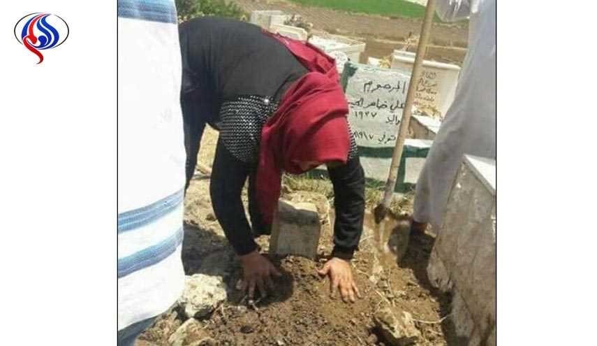 بالصور - لبنانية تفتح قبر ابنها لهذا السبب..؟!