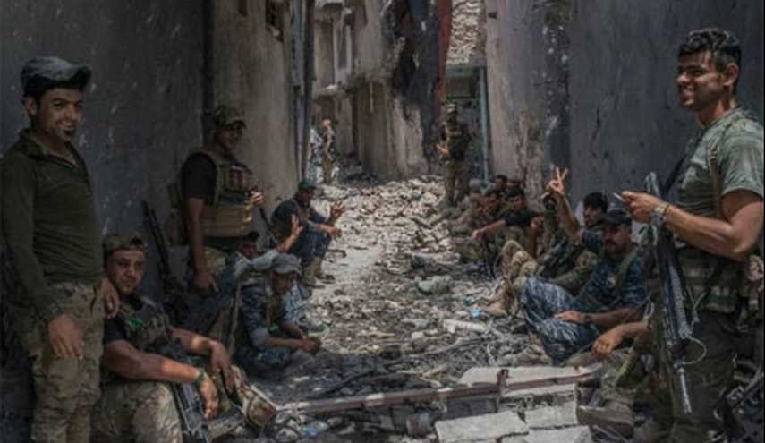 قوات عراقية في معركة مع مسلحين من داعش في مدينة الموصل القديمة