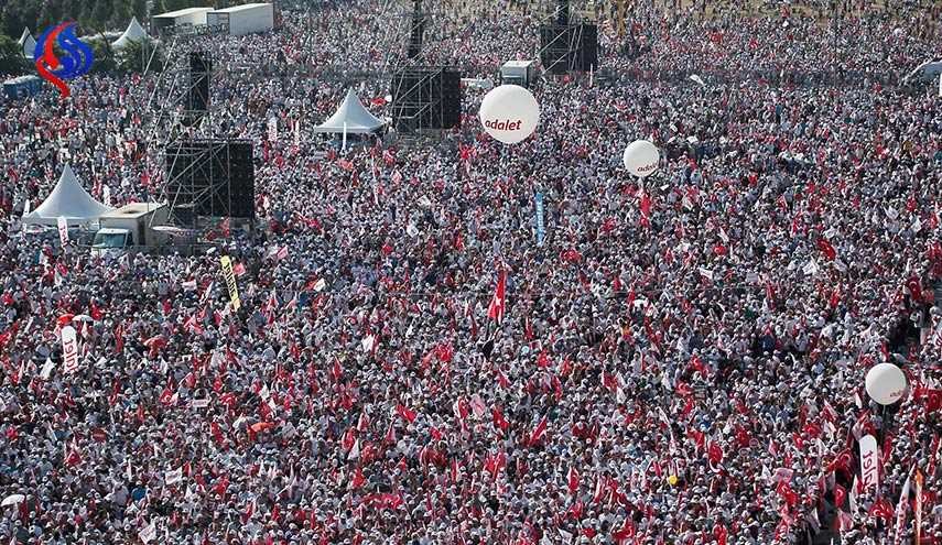 مئات آلاف المتظاهرين في أكبر مسيرة تشهدها إسطنبول