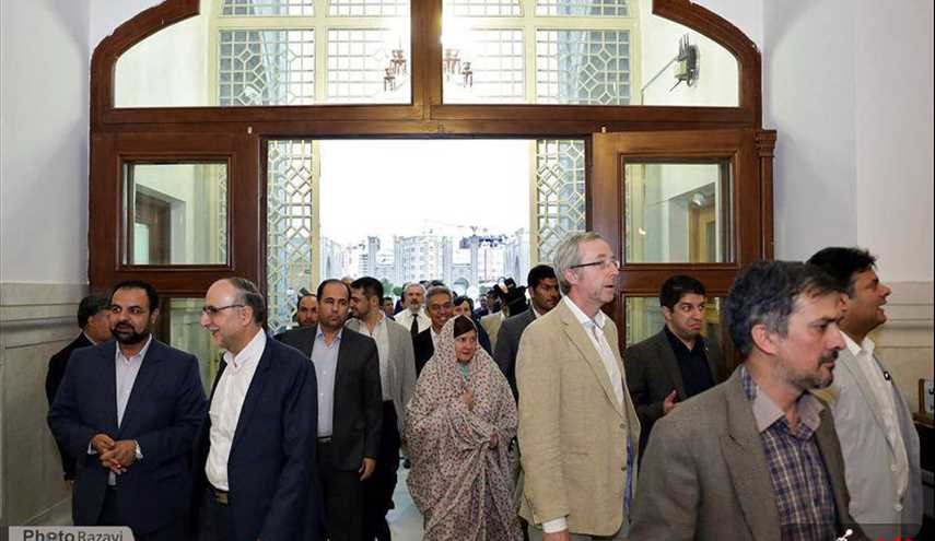 سفراء وممثلون سياسيون من مختلف الدول يزورون العتبة الرضوية في مشهد المقدسة