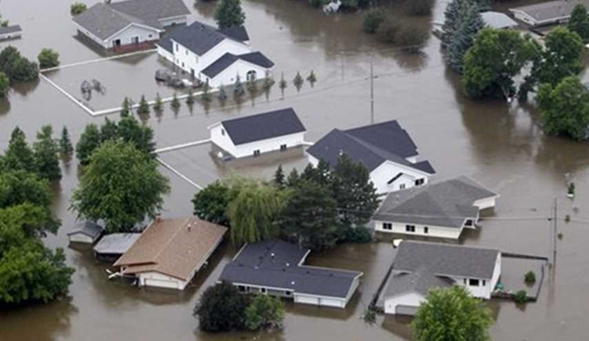 مياه فيضانات تغمر آلاف المنازل في ولاية إيلينوي الأميركية