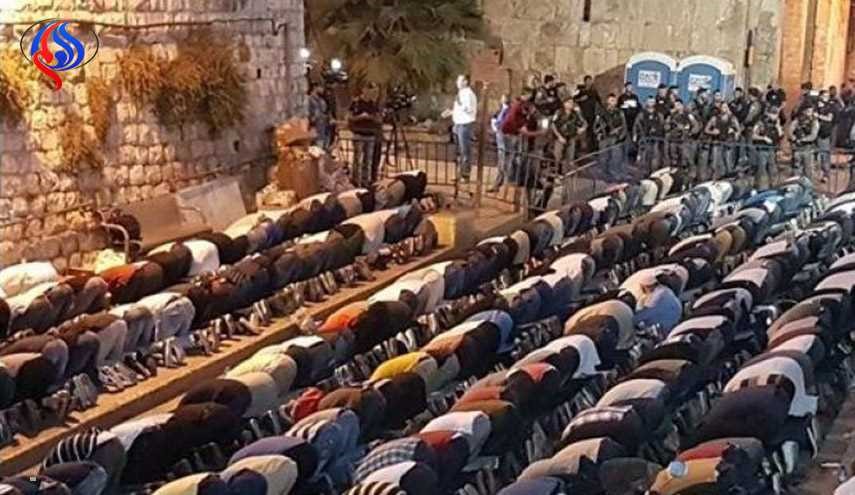 الاف الاشخاص يصلون خارج باحة المسجد الاقصى في القدس