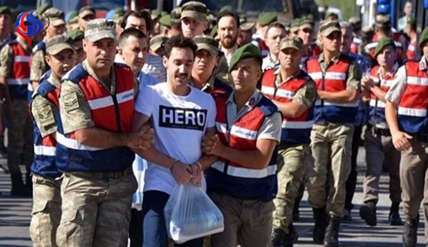 بالصور/ ارتداء هذه القمصان جريمة في تركيا .. والسبب؟!