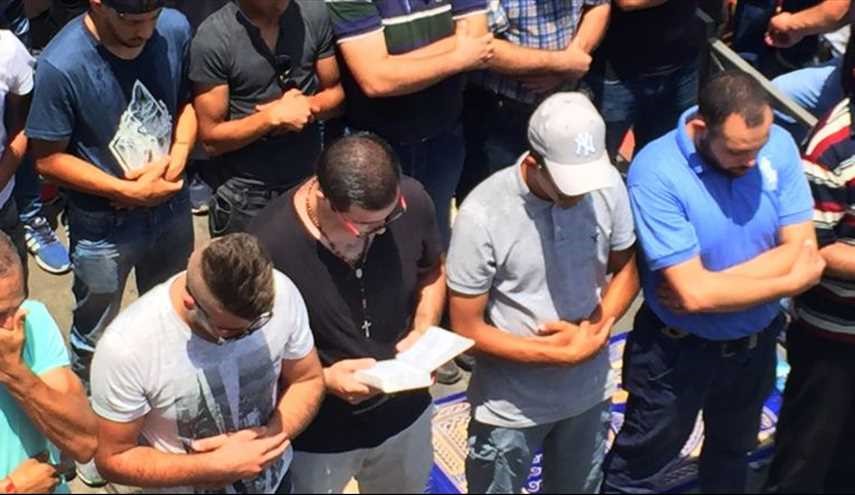 Christian man prays alongside Palestinian Muslims amid escalating tensions