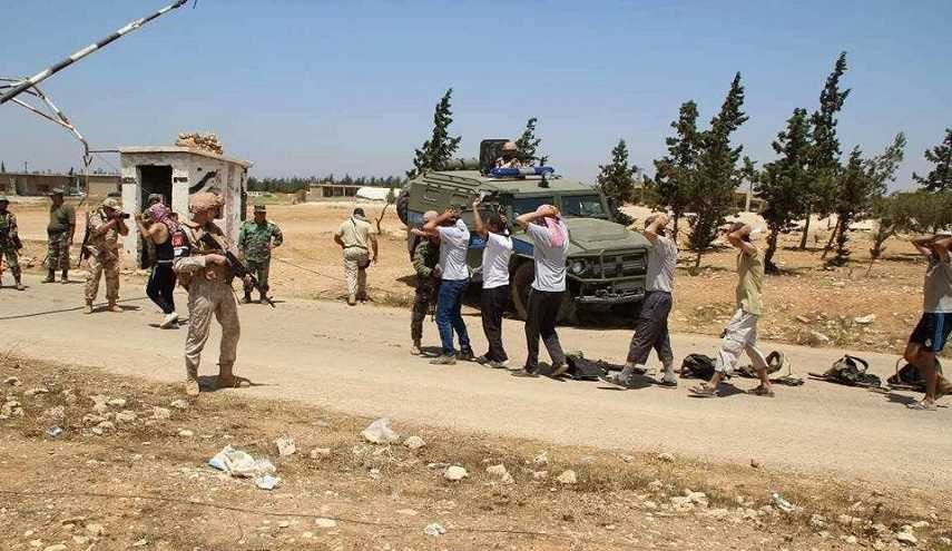 بالصور: مسلحون يسلمون أنفسهم للجيش السوري في ريف حماة