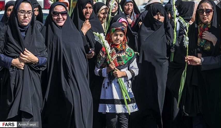 بالصور.. مسيرة بالزهور الى مرقد السيد احمد‌ بن الامام الكاظم(ع) في شيراز