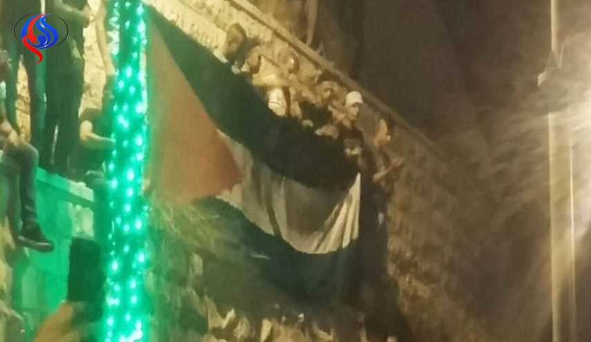 رفع علم فلسطين على باب الأسباط للمسجد الأقصى