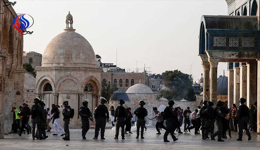 الفلسطينيون يتوافدون الى المسجد الأقصى لأداء صلاة جمعة موحدة