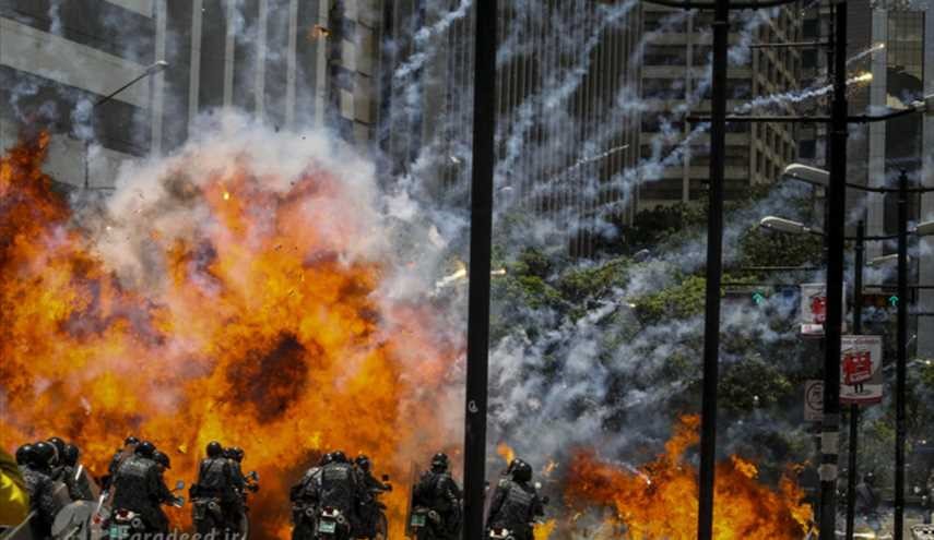 حرق الشرطة خلال التظاهرات في فنزويلا