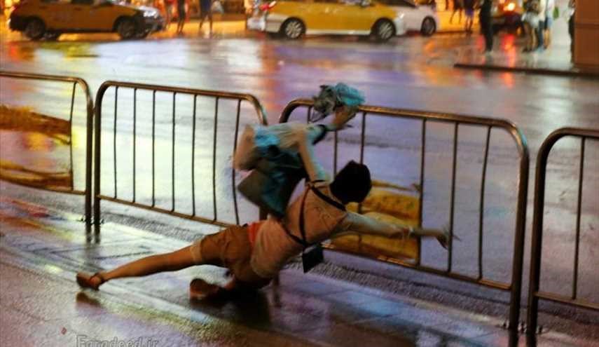 طوفان في تايوان يحمل المارة معه