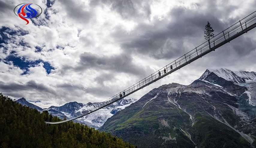 تدشين أطول جسر معلق للمشاة في العالم