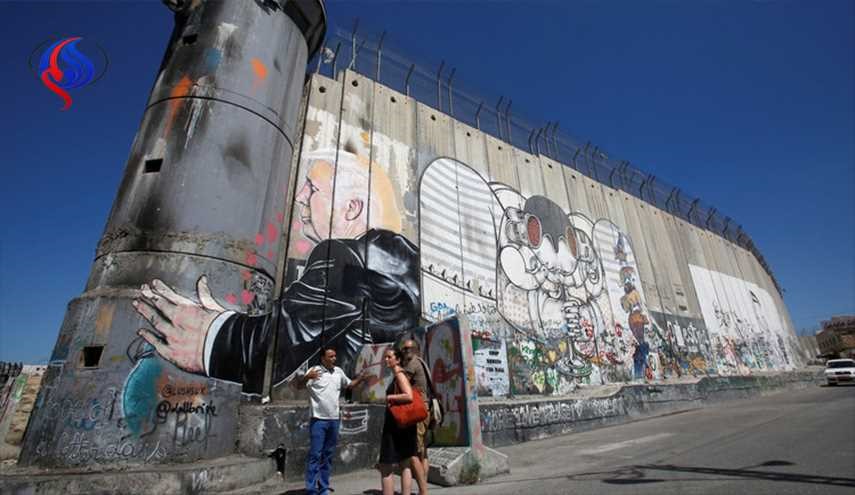 ترامب يعانق جدار الفصل العنصري الإسرائيلي في لوحة قرب بيت لحم