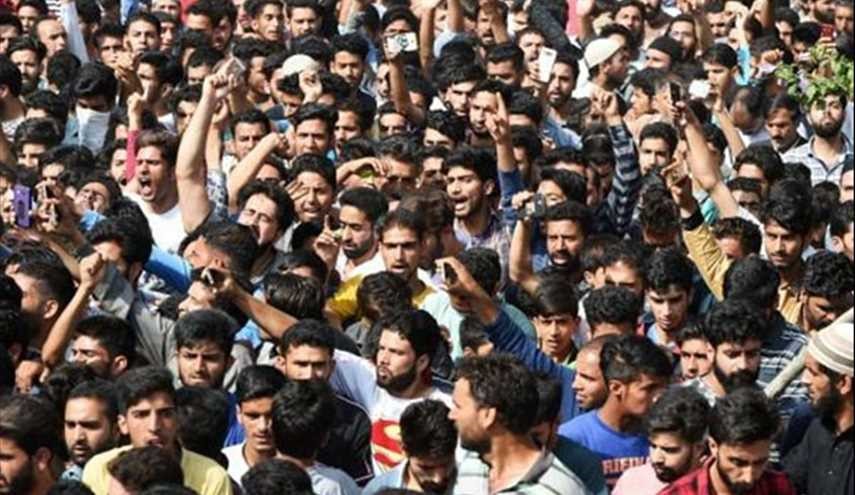 Protesting Mourners Clash with Indian Forces South of Srinagar