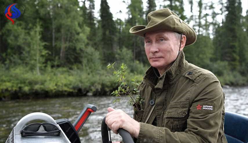 ماذا كان في جيب بوتين في صورته خلال الإجازة؟!