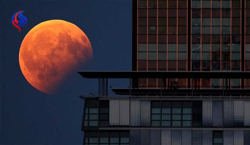 صور رائعة تجسد ظاهرة القمر الدامي عالميا