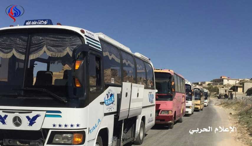 المسلحون وعائلاتهم يصعدون الحافلات في وادي حميد تمهيدا للتوجه إلى سوريا