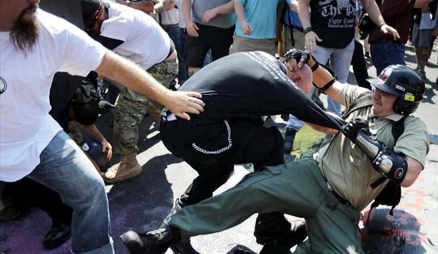 اشتباكات عنصرية في ولاية فرجينيا الأمريكية صور