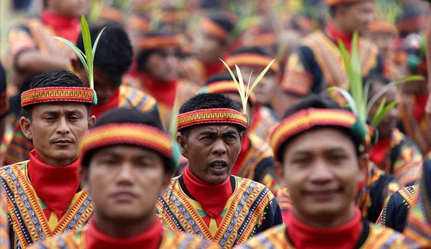 عشرة آلاف رجل يؤدون رقصة شعبية بشكل منسق في أندونيسيا