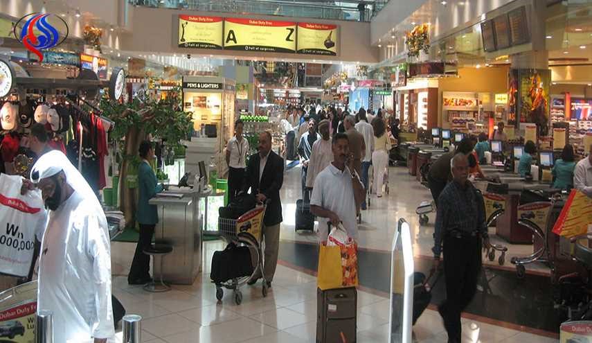 أوروبي ينهال بالضرب على شرطي إماراتي في مطار دبي..والسبب!