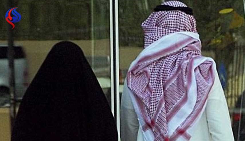 سعودي يطلق زوجته في أحد الأسواق بسبب غريب جدا!