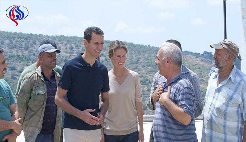 بالصور...الرئيس الأسد وزوجته يأكلان التين وسط أهالي طرطوس