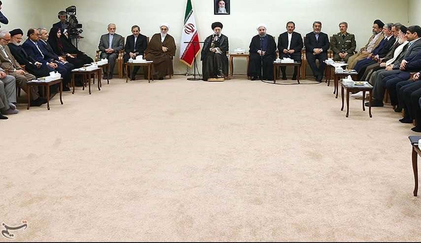 بالصور: قائد الثورة يستقبل الرئيس روحاني وأعضاء الحكومة الجديدة