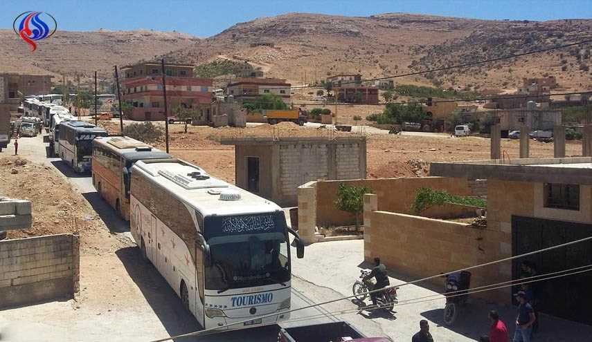 حافلات نقل عناصر داعش تصل الى نقطه التبادل بدير الزور