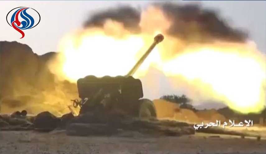 مدفعية الجيش الیمني تستهدف تجمعات عناصر العدوان السعودي
