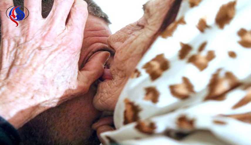 هذا ما تفعله عجوز بوسنية بالعين بواسطة لسانها