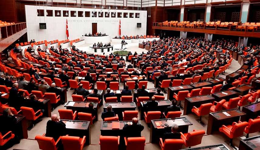 البرلمان التركي يفوض الجيش لاستهداف أكراد العراق عشية الاستفتاء