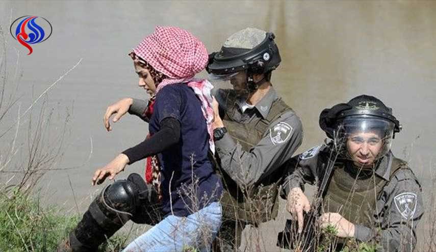 الاحتلال يمنع أسيرة من ارتداء حجابها بالسجن واخرى تسجد واقفة!