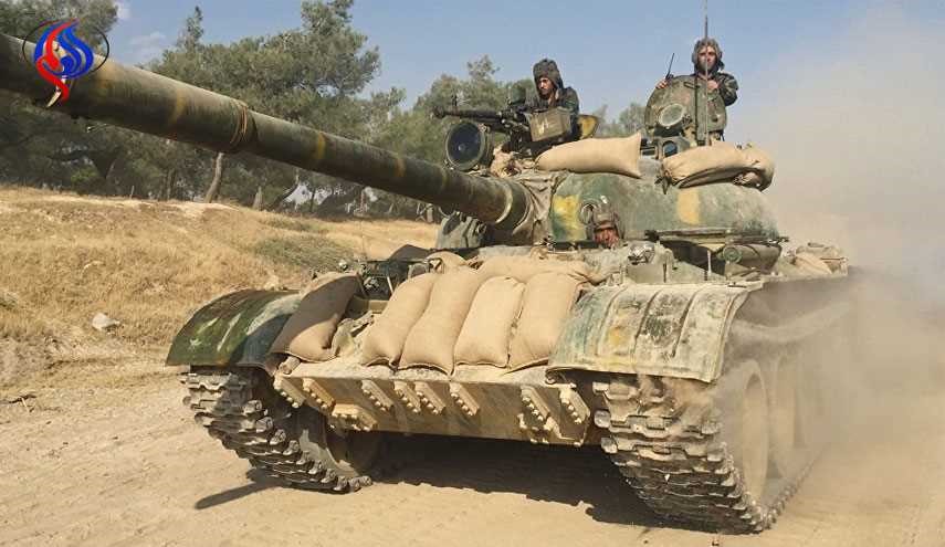 بالصور...تسليم دبابات روسية ومركبات قتالية إلى سوريا