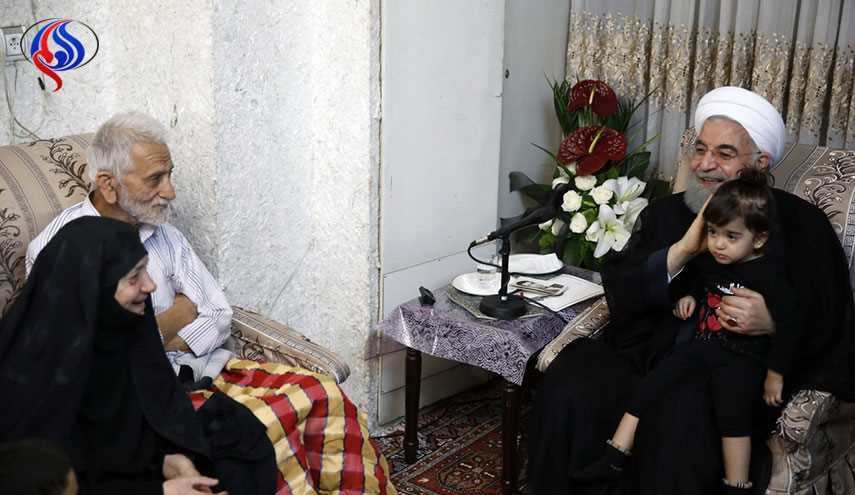 الرئيس الايراني يقوم بزيارة ودية مفاجئة لأسرة شهداء