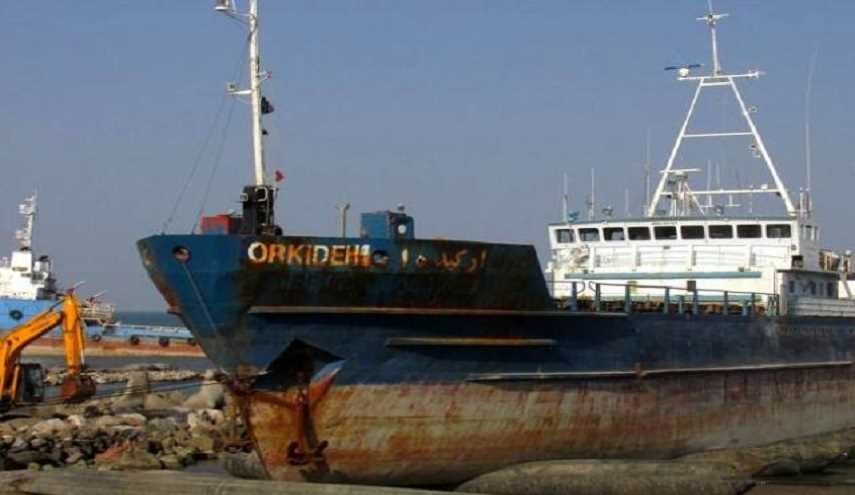 انقاذ سفينة تجارية من الغرق في منطقة انزلي الحرة شمال ايران
