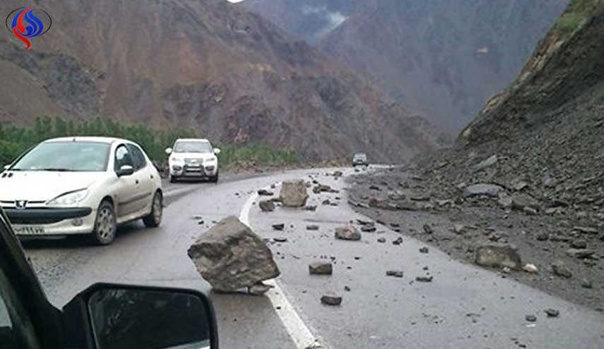 إصابة 4 اشخاص في انهيار صخري بطريق جبلي شمالي ايران