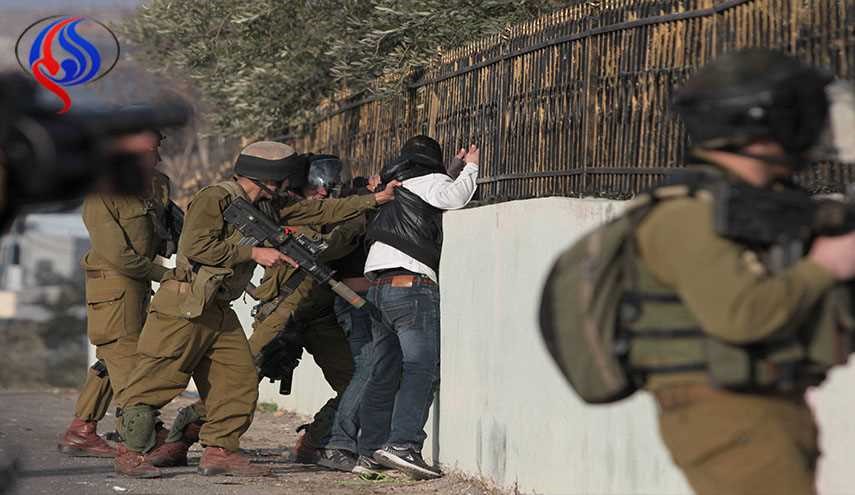اعتقالات ومصادرة أسلحة وأموال بالضفة الغربية المحتلة