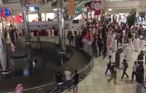 مزاحمت گروهی جوانان سعودی برای دختران در مرکز تجاری! + ویدیو
