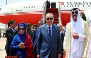 ویدیو؛ استقبال گرم امیر قطر از اردوغان

