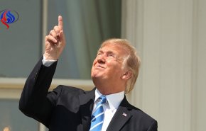 نگاه کردن رئیس جمهور آمریکا به کسوف بدون عینک! +عکس