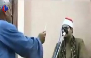ویدیو ... مرد مصری با چاقو یک قاری را مجبور کرد تلاوتش را ادامه دهد!
