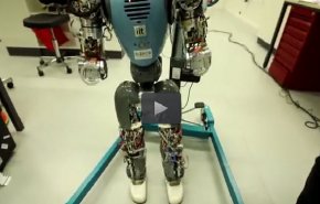 رباتی که شبیه انسان راه می‌رود+فیلم